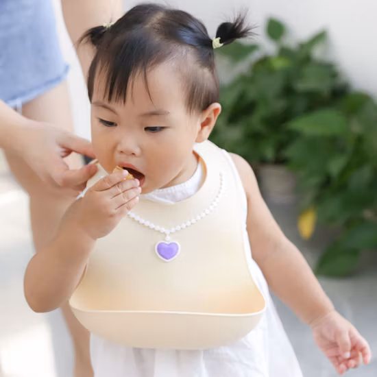 トレンドのよだれかけ 食品グレードのシリコン製唾液ポケット付きベビーよだれかけ